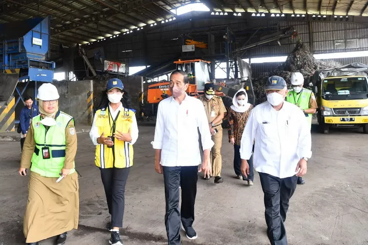 Presiden Joko Widodo (kedua kanan) saat mengunjungi fasilitas RDF Plant inisiasi SBI di Cilacap