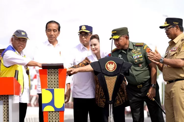 Panglima TNI Jenderal TNI Agus Subiyanto mendampingi Presiden RI Joko Widodo (Jokowi) di Jawa Tengah meresmikan tiga jembatan. Foto:  Foto: Puspen TNI