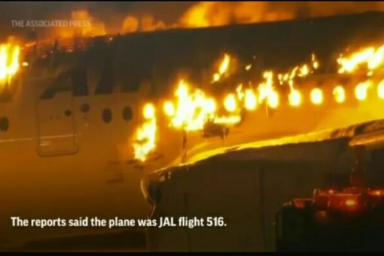 Tabrakan Pesawat di Bandara Heneda: Terbakar, 5 Orang Tewas, Ratusan Selamat Dievakuasi, Dramatis, Kabin bak Neraka, Pramugari Tetap Tenang. (Tangkapan layar video apnews.com)
