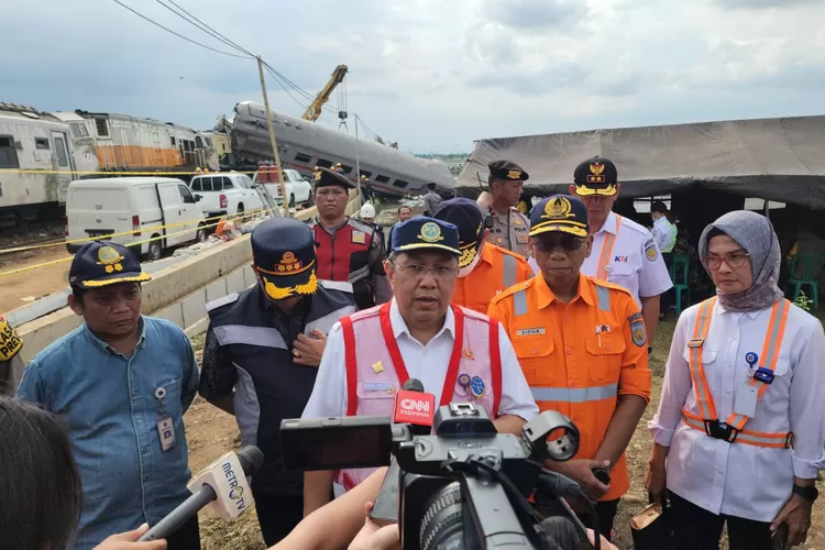 PT KAI, Basarnas dan pihak terkait melakukan evakuasi  akibat tabrakan KA Turangga dengan Commuter Line Bandung Raya.