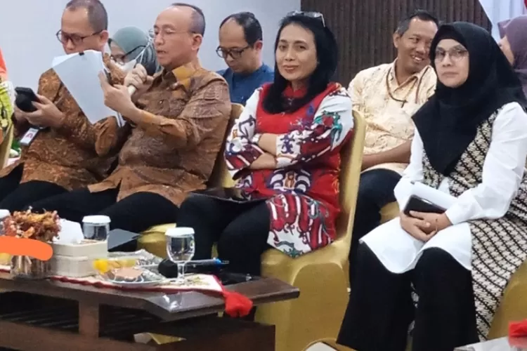 Menteri PPPA Bintang Puspayoga (kedua dari kanan), konferensi pers di kantor KemenPPPA. 