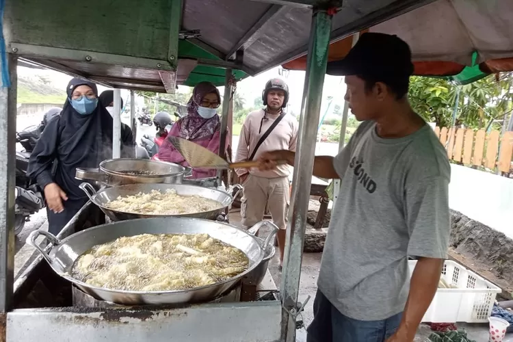 Fauzi penjual pisang goreng di Mataram, berkah untung di musim penghujan (Suara Karya/Hernawardi)