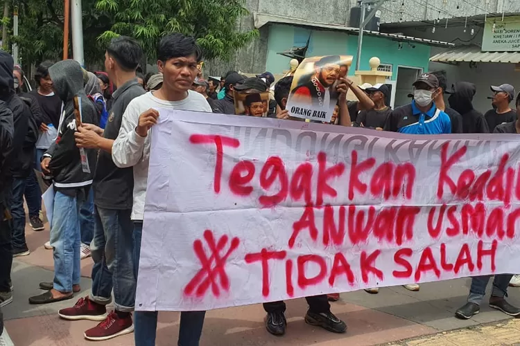 Ratusan massa yang tergabung dalam Koalisi Aksi Pembela Keadilan melakukan demontrasi dukungan untuk eks Ketua MK Anwar Usman di PTUN Jakarta,  Senin (8/1/2024). 