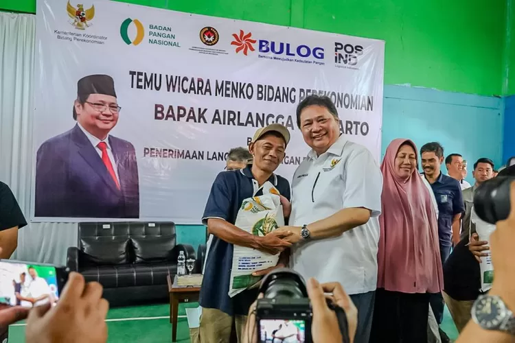 Menko Perekonomian Airlangga Hartarto lakukan temu wicara dan menyerahkan bantuan kepada masyarakat di Bogor, Jawa Barat, Sabtu (6/1/2024) (ekon.go.id)