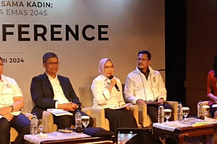 Ketua Kadin DKI Jakarta Diana Dewi  (kedua dari kanan) menyampaikan penjelasan terkait harapannya dalam dialog capres, Kamis malam (11/1/2024) di Jakarta Teather, Jakarta.