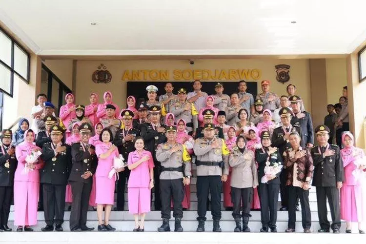 Kapolda DIY Irjen Pol Suwondo Nainggolan memimpin Pembinaan Tradisi Pengakhiran Dinas Personel dan Pegawai Negeri sebanyak 25 orang Polda DIY di Gedung Anton Soedjarwo Polda DIY. (Istimewa )