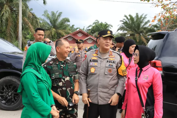 Kapolda Riau Irjen M Iqbal didampingi Istri Nindya M Iqbal tiba sekitar pukul 10.30 WIB dan disambut oleh Danrem 031/Wira Bima, Brigjen TNI Dany Rakca (Istimewa )