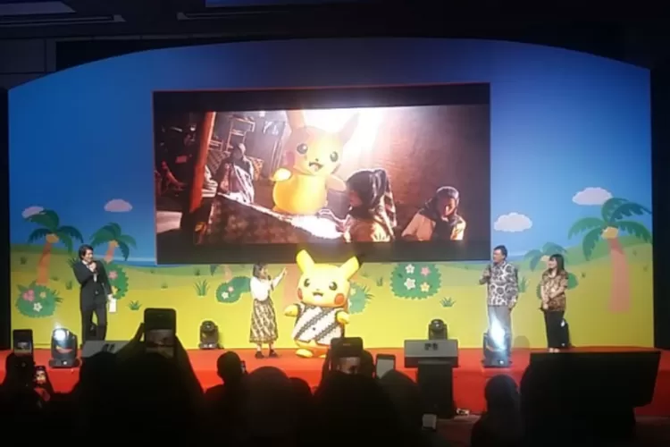 Pikachu dalam Pokemon berbaju batik jelajahi kawasan wisata di Indonesia (G. Windarto)
