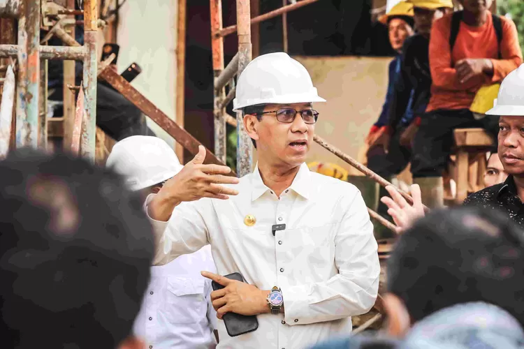 Pj Gubernur DKI Jakarta Heru Budi  Hartono meninjau  rumah pompa Kemang, Jakarta Selatan, Kamis pagi (11/1/2024(