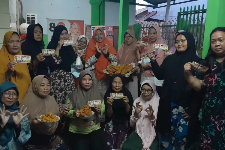 Para peserta ibu rumah tangga menunjukan hasil pembuatan ayam dan jamur krispi usai pelatihan UMKM yang dipandu caleg dapil 2 (Bekasi Utara-Medansatria) Nomor Urut 6 Sully Anjar Retnawati, ST di Kp Sawah, Harapan Jaya, Bekasi Utara, Jumat (12/1/2024). (FOTO: Dharma/Suarakarya.id)