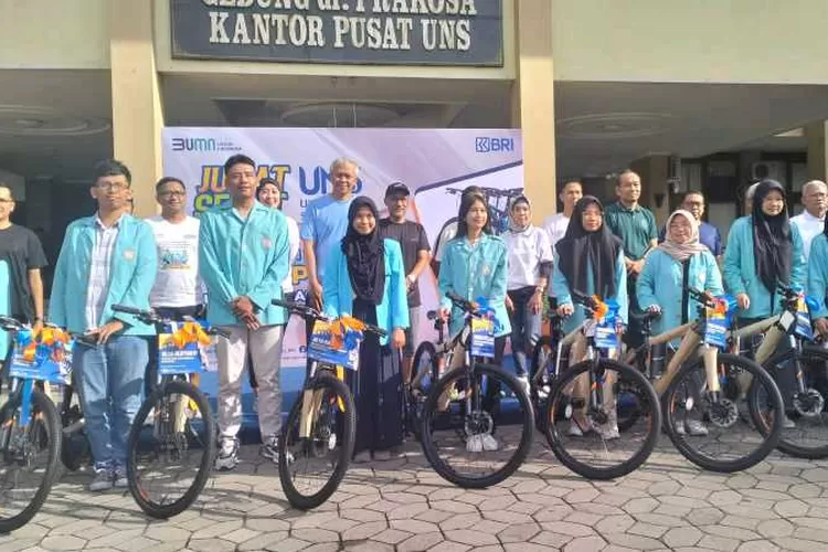 BRI Solo membagikan sepeda kepada mahasiswa mendukung gerakan green campus di UNS (Endang Kusumastuti)