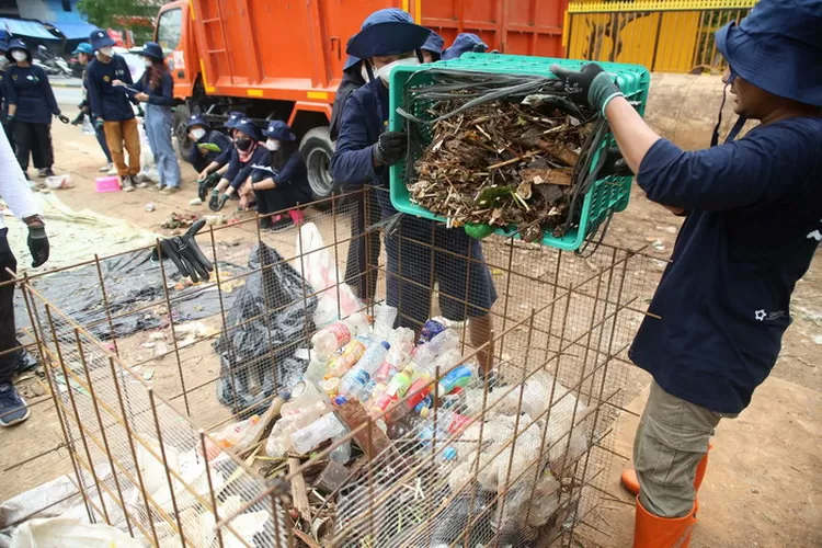 Banyak  Kota di Indonesia dipusingkan masalah sampah,  di antaranya sampah plastik air mineral. Foto: Istimewa