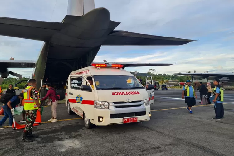Prajurit TNI AU  mengevakuasi seorang warga  di Distrik Wamena Papua Pegunungan ke Biak Numfor  karena sakit&nbsp; menggunakan pesawat Hercules, Jumat (12/1/2024).&nbsp;(Puspen TNI) 