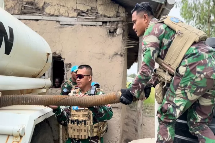 Pasukan Perdamaian Satgas Indonesian Rapid Deployment Battalion (Indo RDB) XXXIX-E/ MONUSCO  membantu masyarakat desa Mangiva yang mengalami kesulitan air bersih. Foto: Puspen TNI