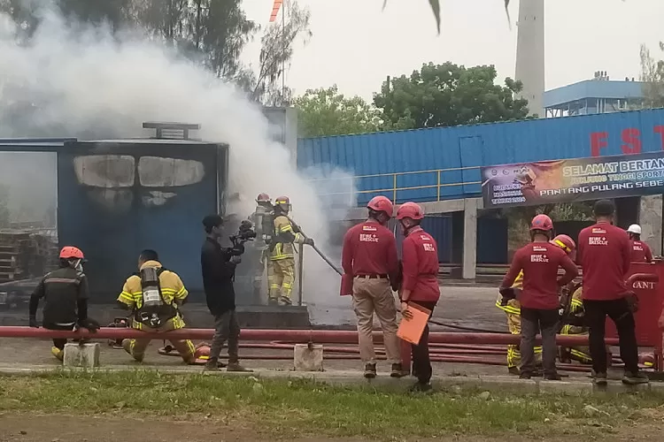 Tim Fire Rescue salah satu unit PLN Nusantara Power, saat melakukan 'pemadaman, di momen Bulan K3 Nasional di UP Paiton