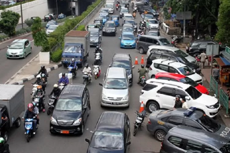 Parkir liar marak  di  sejumlah lokasi  fi Jakarta 