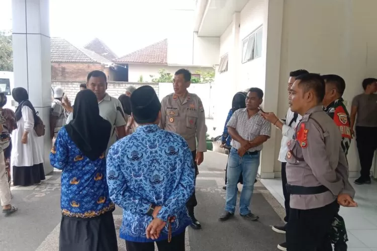 Para guru SDN 3 Ketapang, Keruak, Lombok Timur  menunggu siswa yg tengah dirawat di Rumah Sakit Keruak, Lombok Timurtanfombok Timur menunggu paraa siswa y.qng r (Suara Karya/aPolsek Keruak)