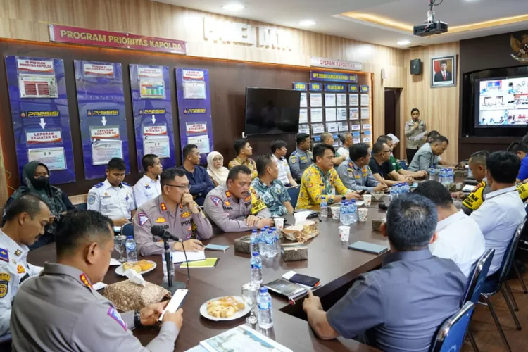 Dirlantas Polda Riau Kombes Taufik pimpin rapat Forum Lalu Lintas dan Angkutan Jalan Tahun 2024 di Aula Rapat Mako Ditlantas Polda Riau. (Istimewa )