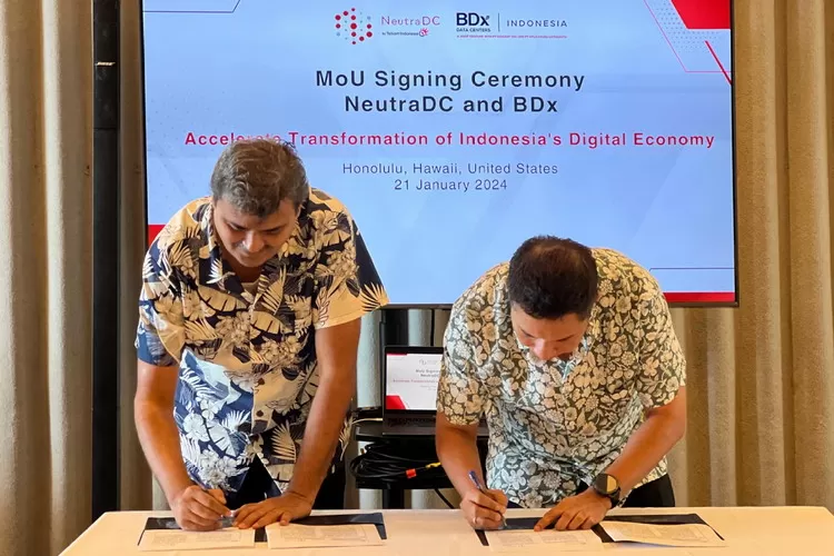 CEO NeutraDC, Andreuw Th A F (kanan) dan CEO BDx, Mayank Srivastava saat penandatanganan Nota Kesepahaman (MoU) antara Telkom Data Ekosistem (NeutraDC) dan joint venture dari BDx Data Centers (BDx), Indosat Ooredoo Hutchison, dan Lintasarta, BDx Indonesia