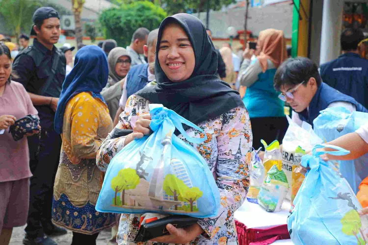 Bazar sembako murah digelar Dinas KPKP di Gedung Sahari Utara, Senin (22/1/2024). 