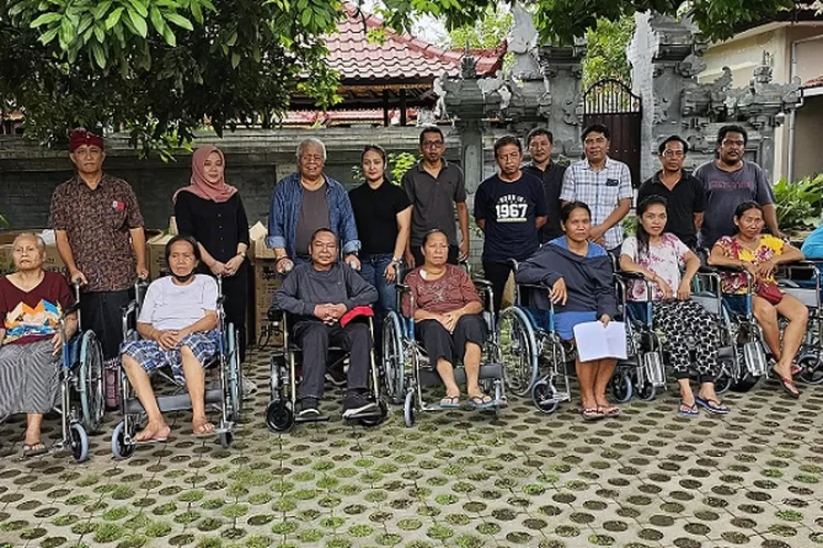 Penyerahan kursi roda di Kota Mataram (Suara Karya/Ist)