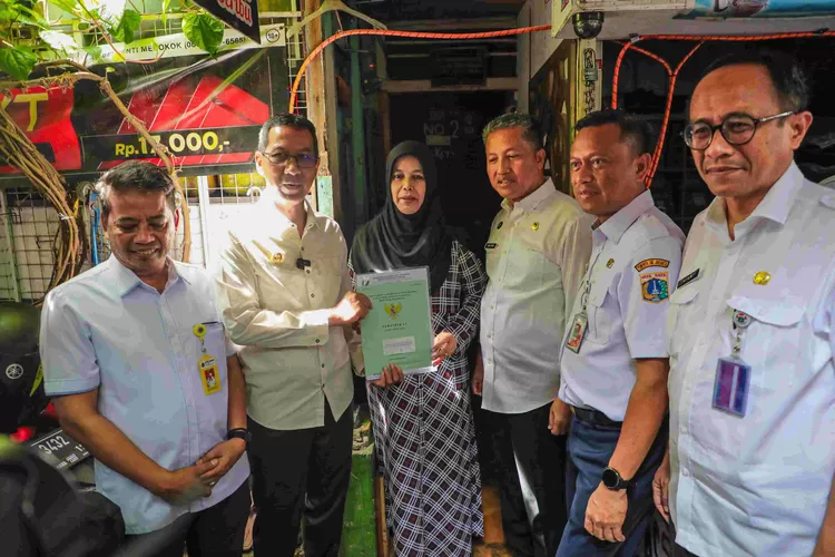 Pj Gubernur DKI Jakarta membagikan 30 sertifikat  tanah secara gratis kepada warga yang mengikuti program PTSL di DKI Jakarta, Rabu (24%1/2024).
