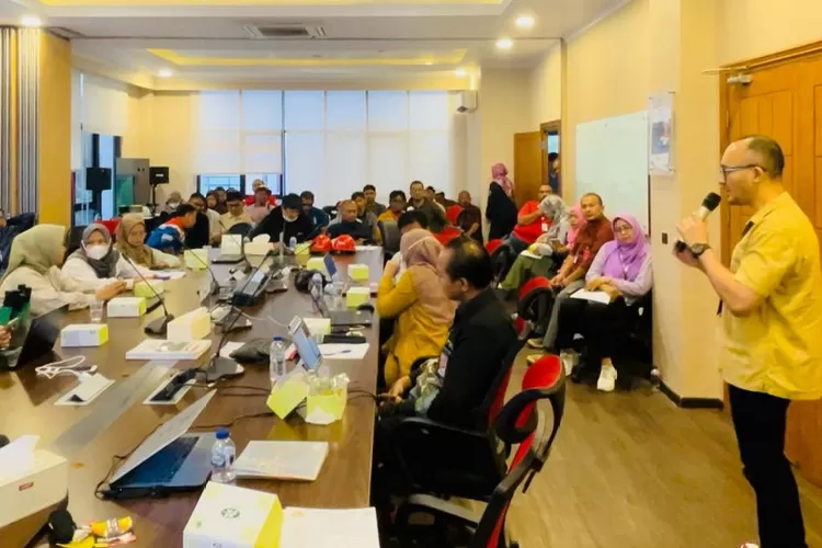 BPJS Ketenagakerjaan Surabaya Tanjung Perak saat menyampaikan edukasi di perusahaan binaannya.