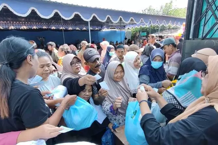 Ratusan warga antusias mendapatkan paket sayur mayur di Kampung Mojo Solo (Endang Kusumastuti)
