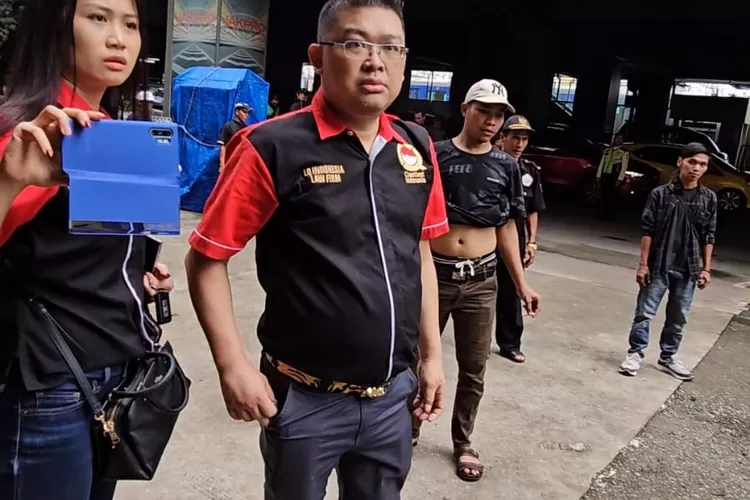 Kuasa hukum pemilik ruko,Phioruci dan Ketua LQ Indonesia Alvin Lim saat pengosongan ruko yang ditempati preman untuk parkir ilegal di  Pasar Jumat, Lebak Bulus, Minggu (28/1/2024).