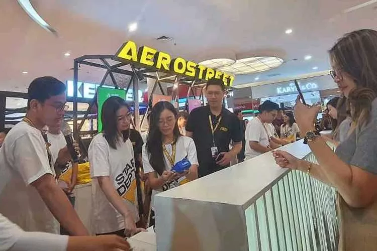 Cawapres Gibran Rakabuming Raka melayani pembeli di Aerostreet Roadshow di Solo Paragon Mall (Endang Kusumastuti)