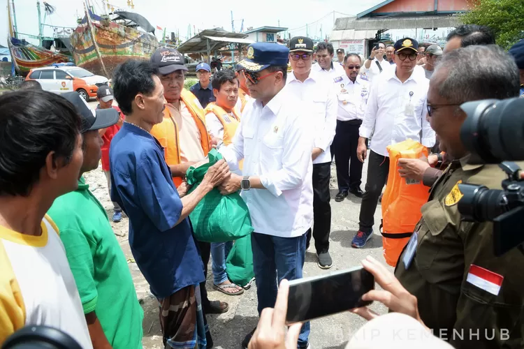 Menhub Budi Karya Sumadi mengkonsolidasikan perbaikan Pelabuhan Perikanan di Lamongan demi nelayan setempat. 