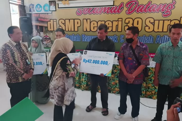 Ketua Bunda PAUD Kota Surabaya Rini Indriyani didampingi Kepala BPJS Ketenagakerjaan Cabang Juanda, Guguk Heru Triyoko, saat menyerahkan santunan