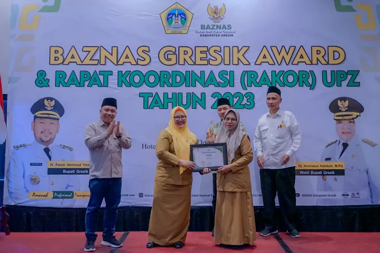 Baznas Kabupaten Gresik  menyerahkan  award kepada para Muzaki  ysng telah menyalurkan ZIS-nya 2023.