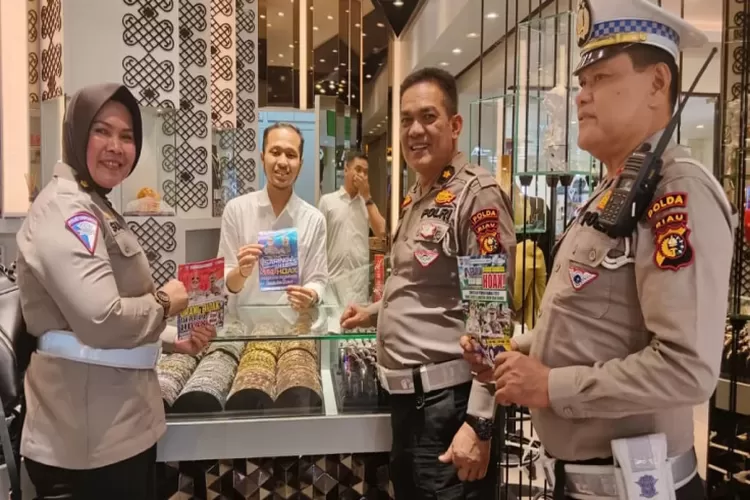 Subditkamsel Ditlantas Polda Riau melaksanakan patroli dialogis di toko-toko perhiasan di Sukaramai Trade Center Jalan Jendral Sudirman Pekanbaru, mengajak para pemilik toko dan pengunjung yang ada untuk menghindari hal-hal yang berpotensi mengganggu keamanan dan ketertiban. (Istimewa )