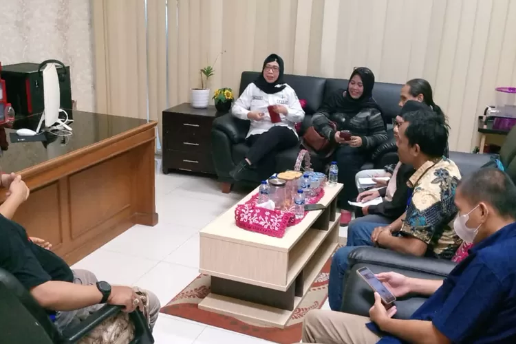 Team Work Media Center Humas Kota Bekasi saat beraudiensi dengan Kabag Humas Setda Kota Bekasi Amsiyah, dalam rangka mendukung sinergitas antara media dan pemerintah daerah, Rabu (31/1/2024). (FOTO:Humas Setda Kota Bekasi)