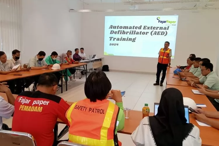 Pelatihan AED diikuti oleh sekitar 300 peserta yang terdiri dari berbagai kategori, seperti karyawan yang tergabung dalam Tim Penanggulangan Keadaan Darurat (TPKD) dan Tim Emergency Response Group (ERG). (FOTO: Humas Fajar Paper)