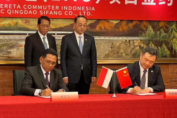KAI Commuter tandatangani kontrak kerja sama pengadaan prasarana KRL dengan CRRC Sifang.