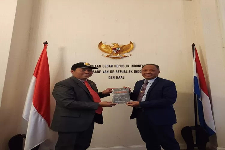 Anggota Kompolnas RI H. Mohammad Dawam, menyerahkan buku Radikalisme, Deradikalisasi dan Terorisme di Indonesia dalam rangkaian kunjungan kerjanya ke Eropa . (Istimewa )