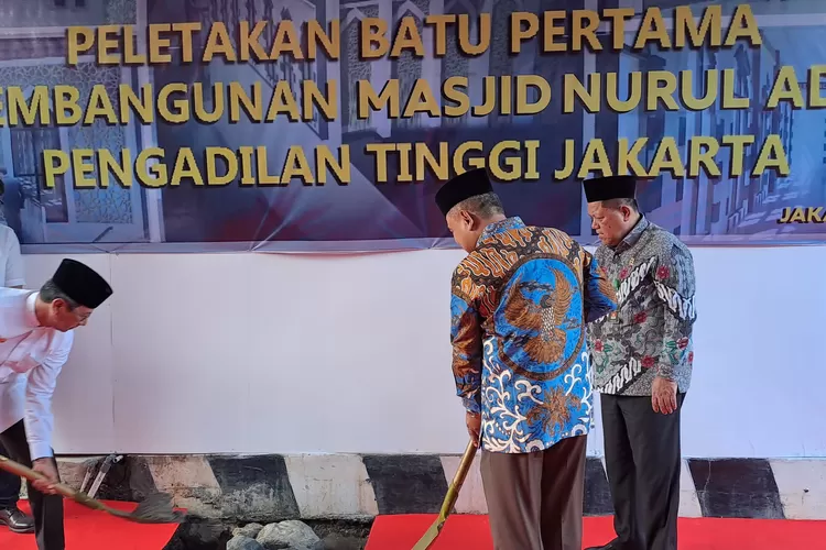 Pj Gubernur DKI Heru Budi meletakan batu pertama pembangunan masjid di PT DKI Jakarta.