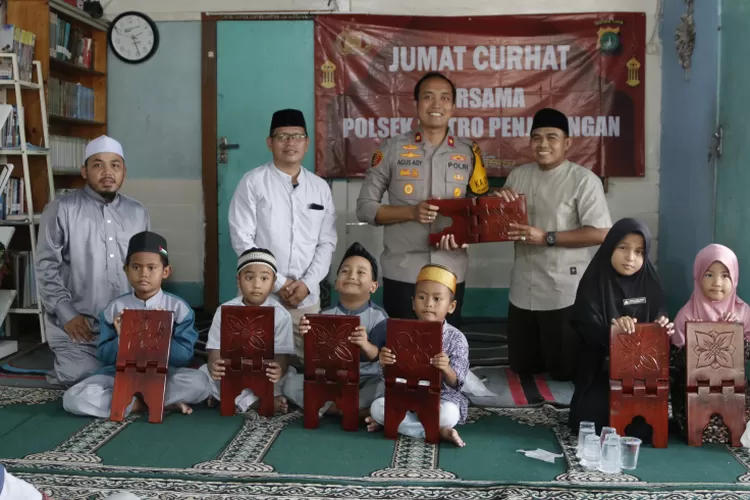 Kapolres Jakarta Utara diwakili Kompol Ady Wijaya (Kapolsek Penjaringan) mendatangi pengajian anak-anak di Pondok Tahfidz Apung. (Istimewa )