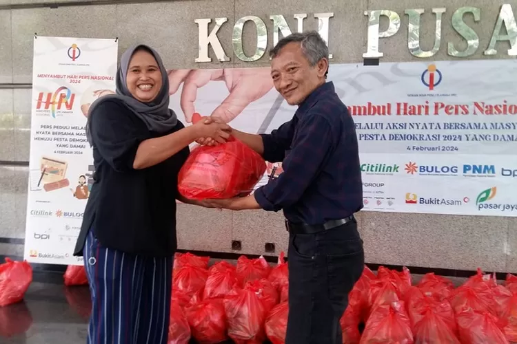 Ketua Pembina Yayasan IPO, Gungde Ariwangsa menyerahkan paket sembako pada acara bhakti sosial di Senayan, Jakarta, Minggu (4/2/2024) (Yayasan IPO)