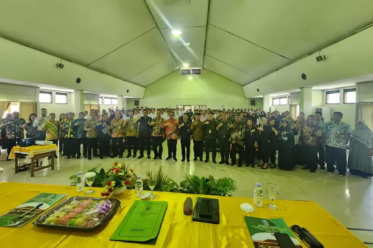 Jajaran BPJS Ketenagakerjaan Surabaya Darmo dan pejabat terkait saat bersama para peserta pelatihan di BLK