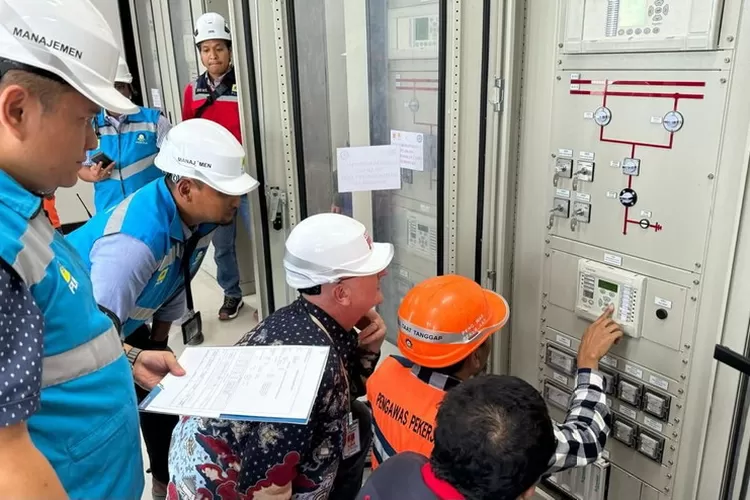 Tim PLN UID Jatim saat proses tambah daya listrik di PT Freeport Indonesia