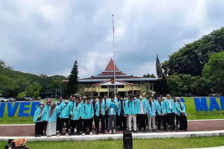 Puluhan mahasiswa UNS saat melakukan aksi di halaman Rektorat UNS (Endang Kusumastuti)