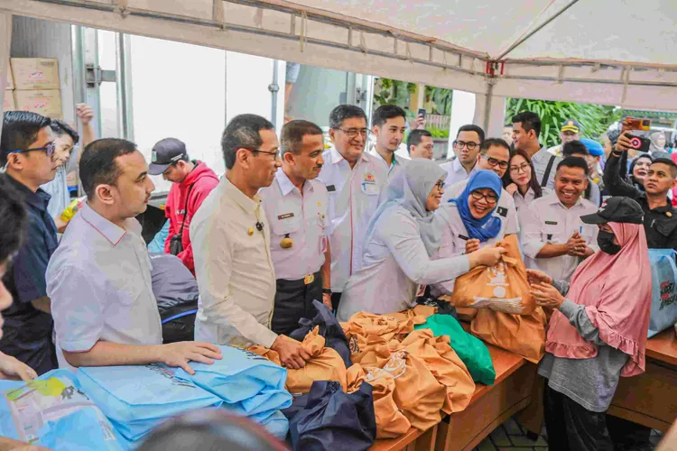 Pj Gubernur DKI Jakarta Heru Budi Hartono  meninjau bazar Sembako Murah di Duren Sawit, Jaktim, Rabu (7/2/2024).