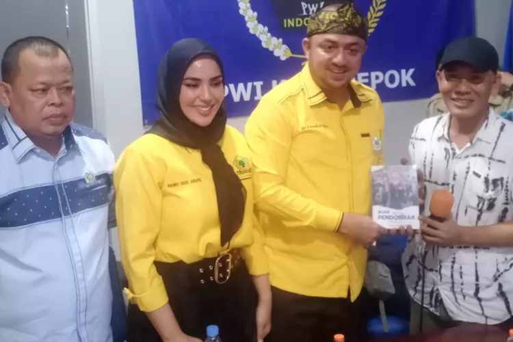 Ketua PWI Kota Depok Rusdi Nurdiansyah memberikan buku karyanya  kepada Ketua DPD Golkar Depok Farabi Arafiq (Ist)