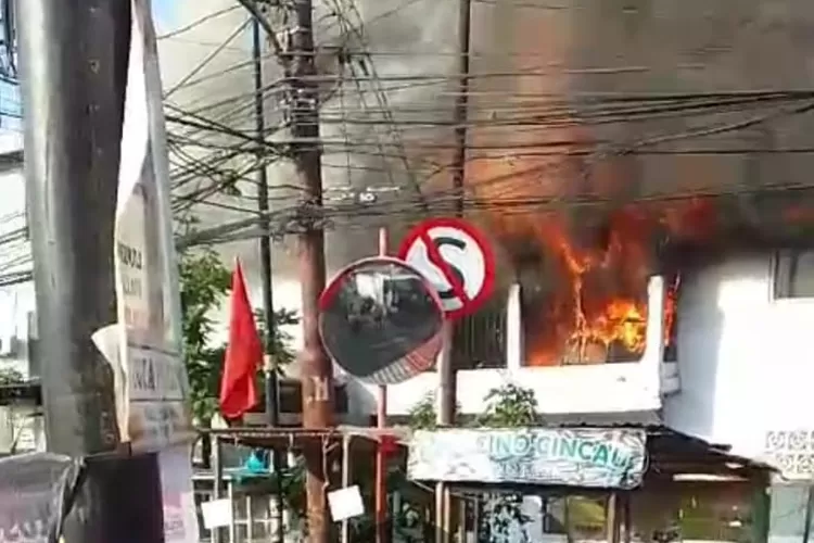 Si jago merah melalap bangunan rumah dan bengkel di Kayumanis, Matraman, Jakarta Timur.