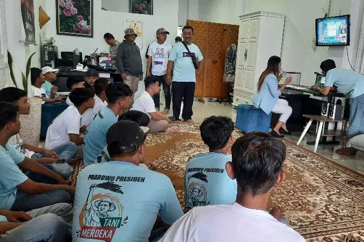 Relawan G-Nesia untuk Prabowo Gibran memgikuti blusukan online di Posko G-Nesia untuk Prabowo Gibran di Solo (Endang Kusumastuti)