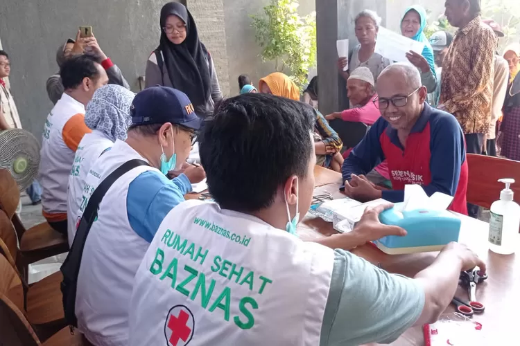 Masyarakat korban bencana banjir Demak mendapat pelayanan kesehatan dari Baznas Tanggap Bencana di lokasi  bencana tersebut.apat pe