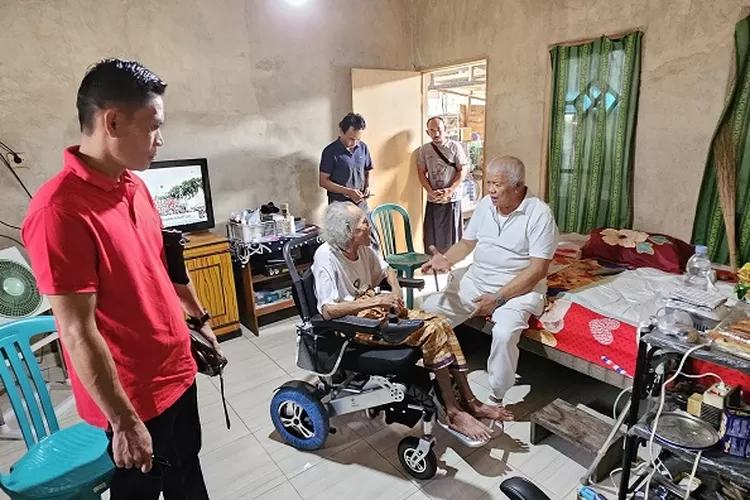 Bantuan kursi roda elektrik Rachmat Hidayat di Lombok TImur. (Suara Karya/Ist)